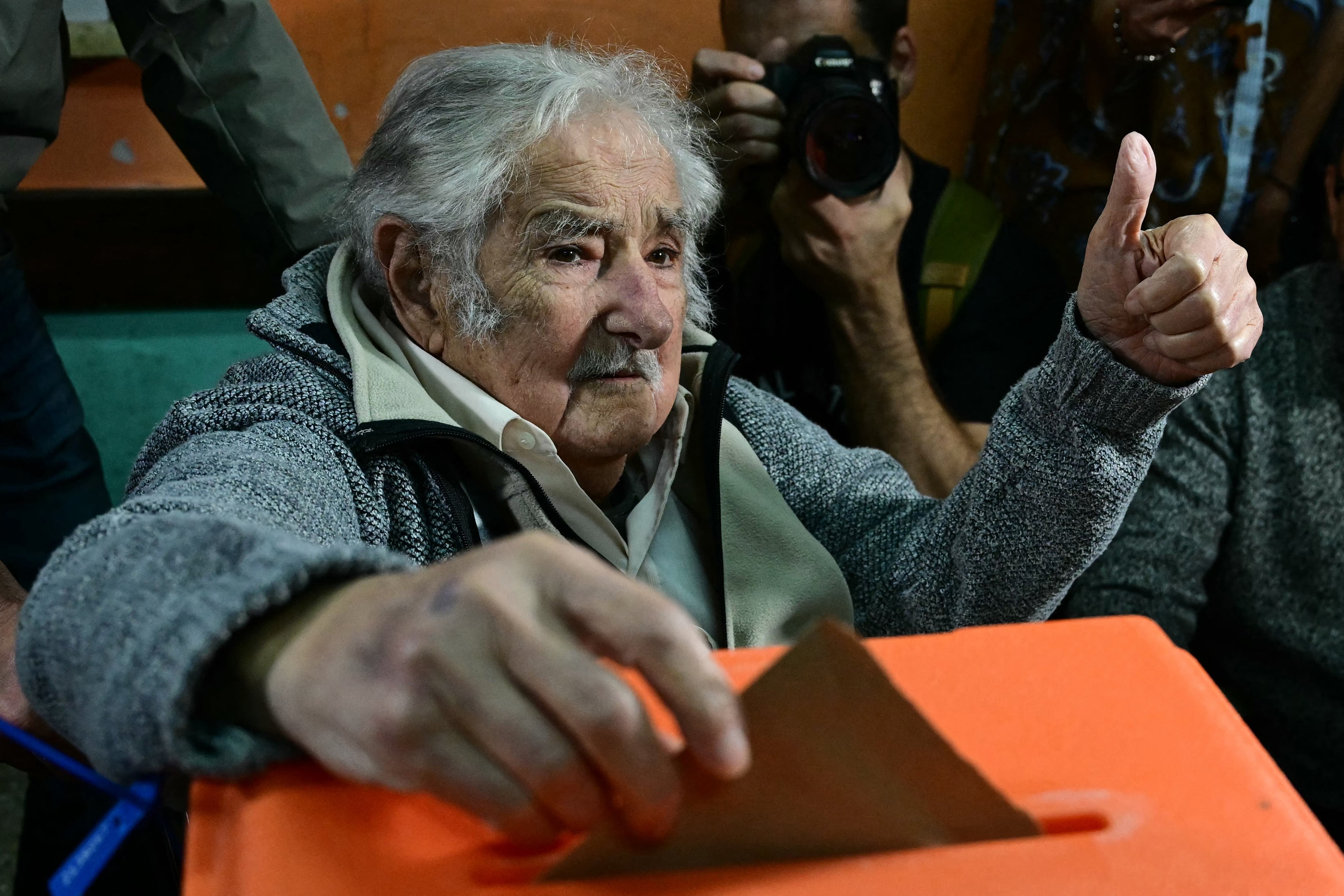 El expresidente uruguayo (2010-2015) José Mujica levanta el pulgar al emitir su voto en un centro de votación en Montevideo el 27 de octubre de 2024, durante las elecciones presidenciales y legislativas. Los uruguayos votan este domingo en elecciones presidenciales con un izquierdista como favorito para derrotar al actual gobierno conservador, aunque parece probable una segunda vuelta. Foto: AFP
