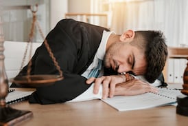 Si su jefe presume de dormir poco, puede que la factura de su cansancio acabe pagándola usted