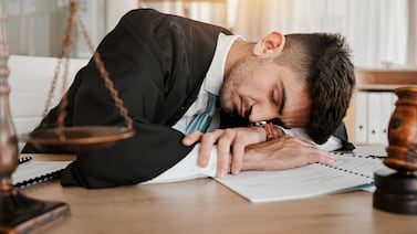 Si su jefe presume de dormir poco, puede que la factura de su cansancio acabe pagándola usted