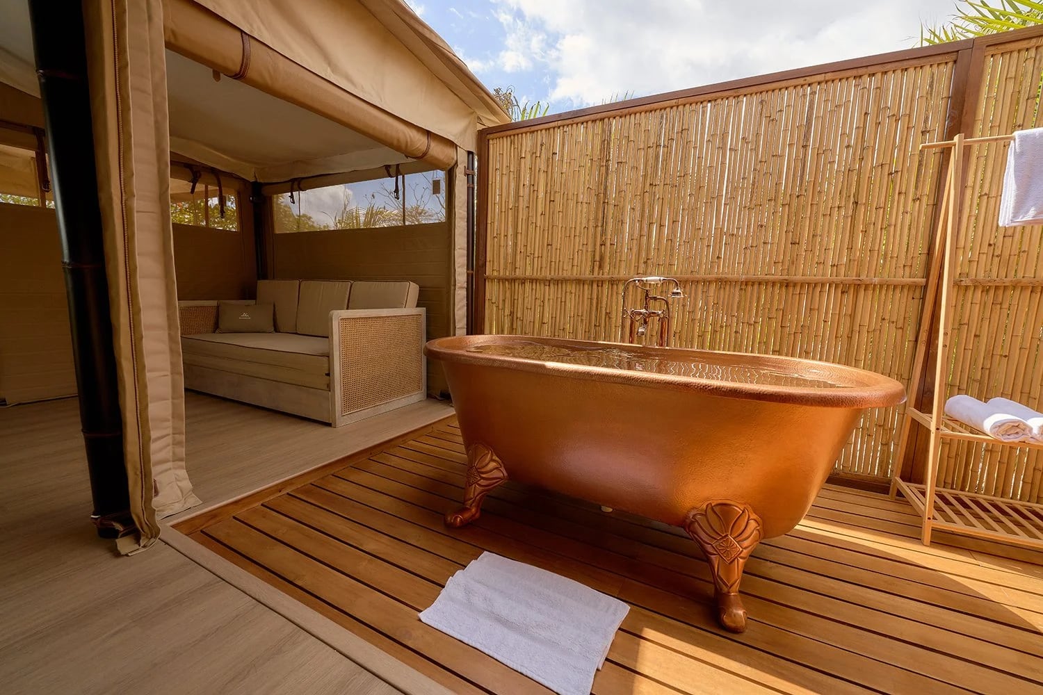 Desde el punto de vista comercial, el hotel se incorpora a The Costa Rica Collection, una plataforma de gestión de viajes boutique y turismo de lujo. Esta alianza busca fortalecer la oferta de experiencias personalizadas y sostenibles para el mercado internacional que visita el Pacífico Central.