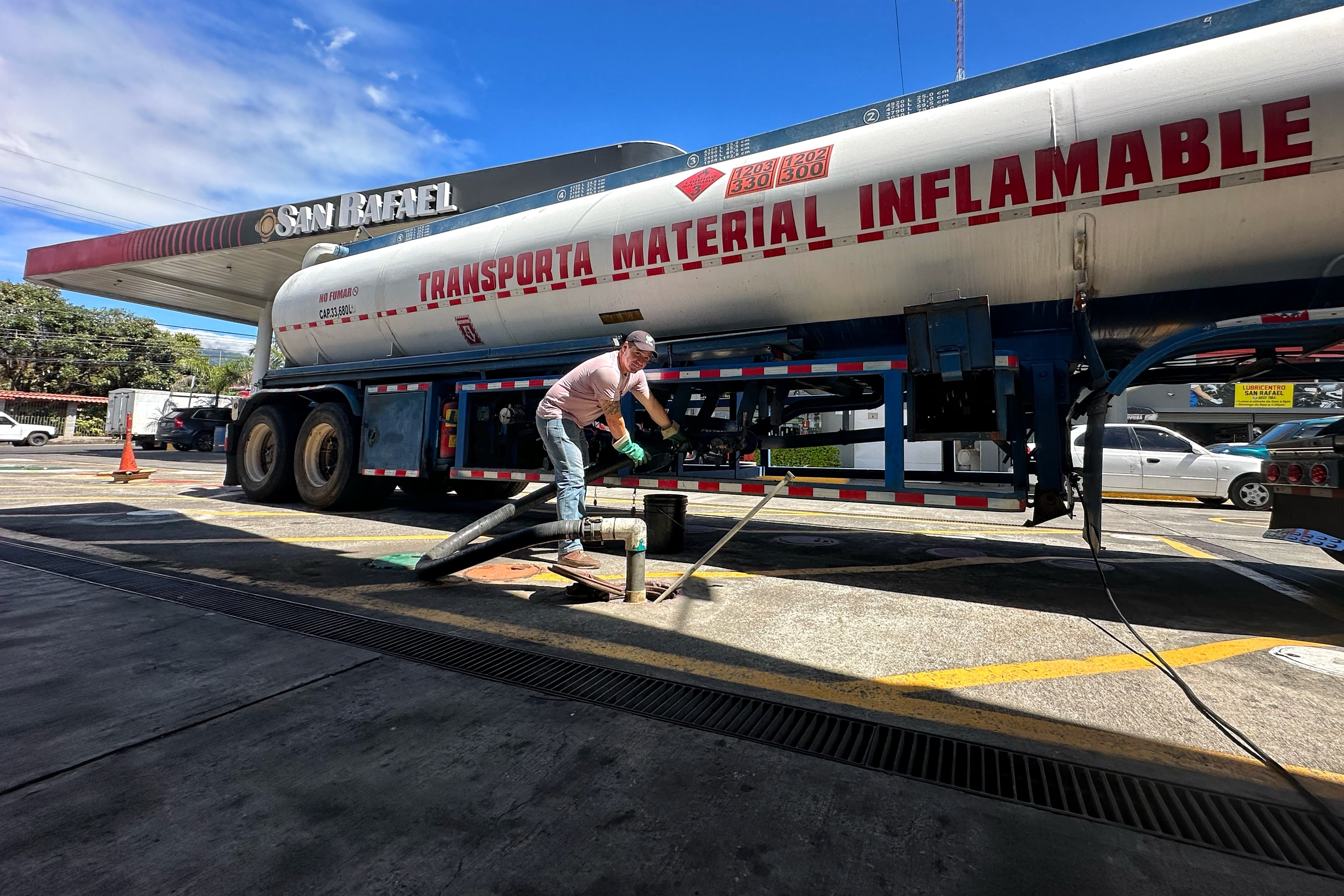 06/01/2023/ Jose Araya operando un camión cisterna suministrando gasolina a la Estación de Servicio San Rafael de Heredia / imagen para ilustrar baja o alza de de gasolina en el país / Foto John Durán