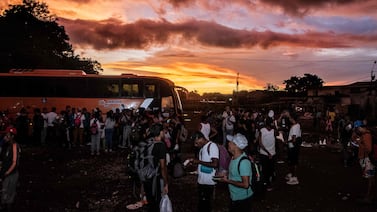Cientos de migrantes viven un “infierno” en Paso Canoas: se cobran $30 por persona para cruzar a Nicaragua
