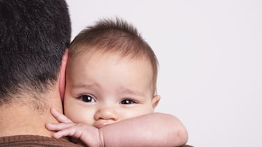 Tras afirmar haber sido degradados luego de cumplir permiso de paternidad, dos padres en Japón interponen demanda
