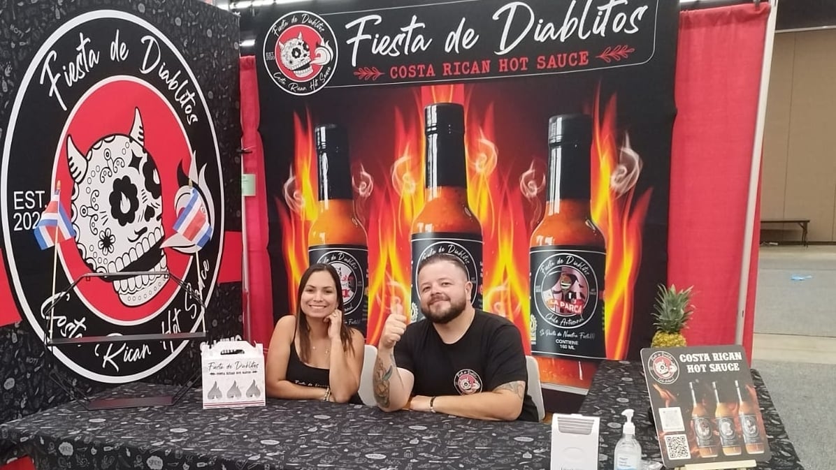 Juan Carlos Bermúdez Varela y su esposa, Andrea Quesada, vecinos de San Antonio de Desamparados, ganaron el chile de oro en el Campeonato Mundial del Chile Picante con su salsa picante Clandestina