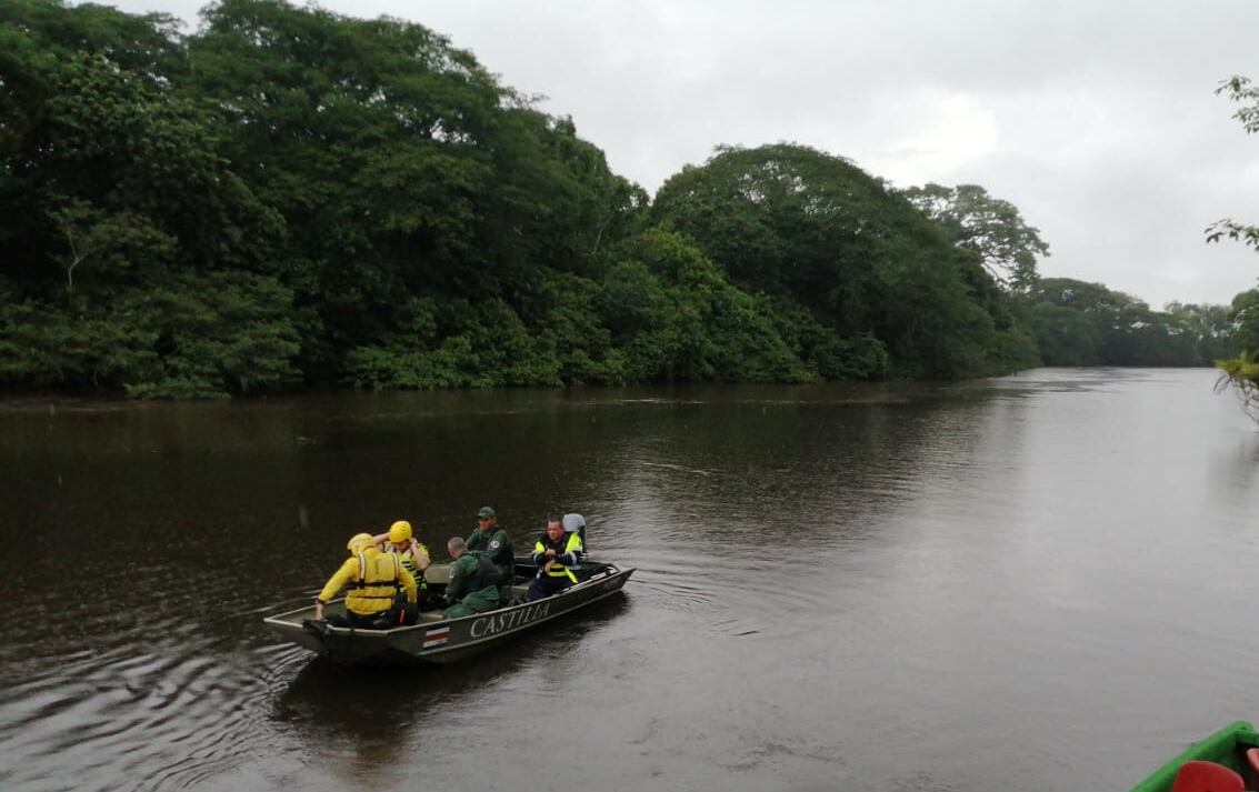 Los cuerpos de socorro realizan constantes patrullajes en Los Chiles y Guatuso, para evaluar el estado de las cuencas y potenciales amenazas. Foto: Edgar Chinchilla..