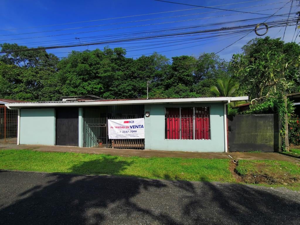 La propiedad ubicada en La Rita de Pococí, Limón, dispone de cinco habitaciones y un terreno de 594,16 m². Su precio de venta es de ₡19.185.600.