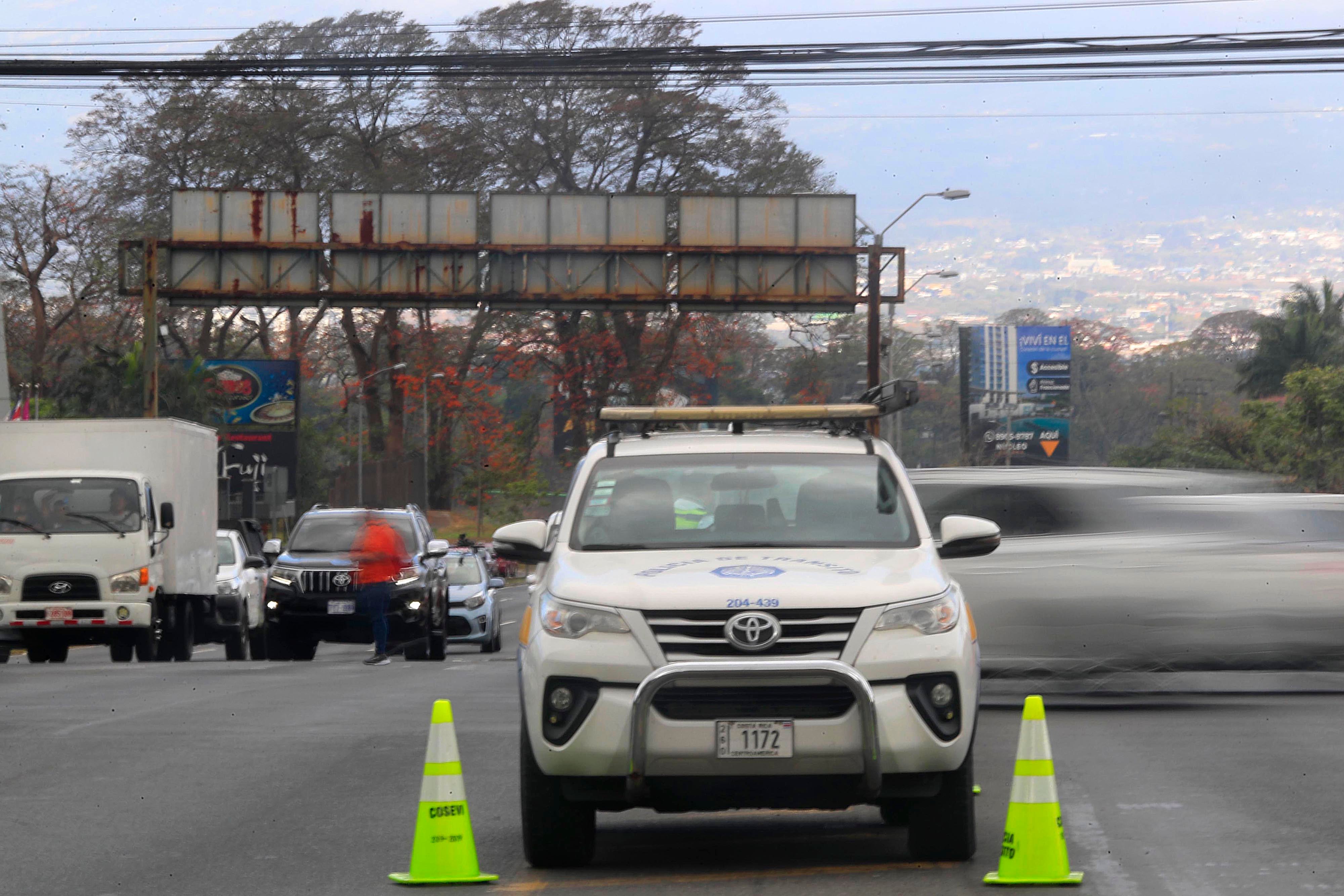 19/02/2024 San José. Recorrido para ver medidas de tránsito para aliviar presas. Ampliación de horario en carriles reversibles; cierres en accesos a autopista y presencia de oficiales para regular el tránsito, son algunas de las medidas para descongestionar las carreteras saturadas de vehículos. Foto: Rafael Pacheco Granados