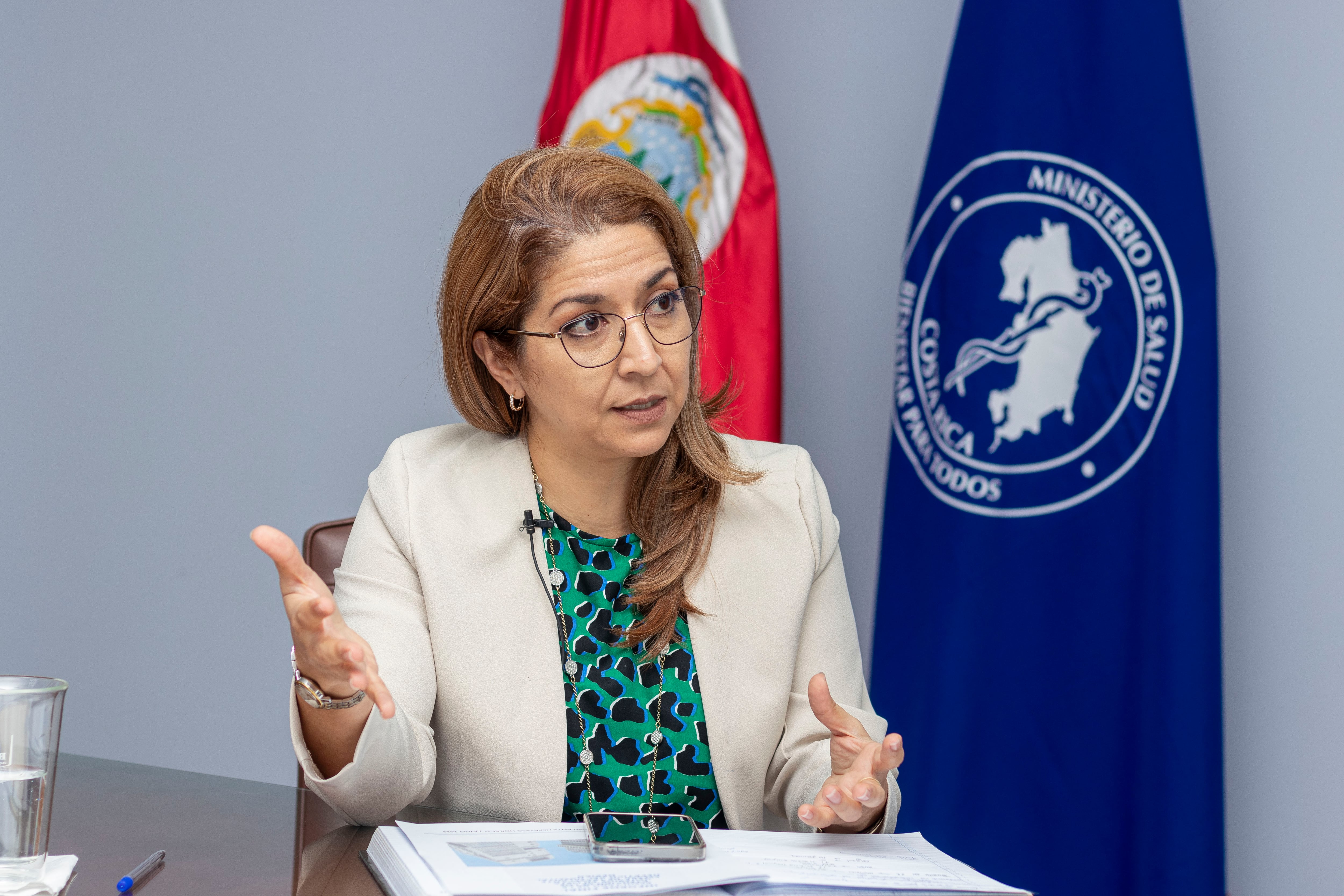 Mary Munive en un escritorio.