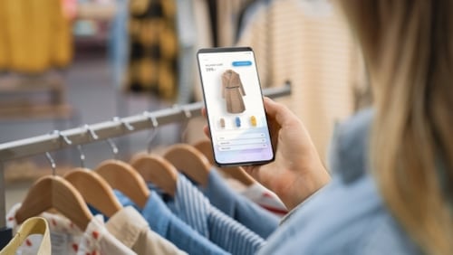 El poema "Trajes", de Jorge Debravo, previene sobre el acostumbrarse a lo mismo en todos los ámbitos de la vida.