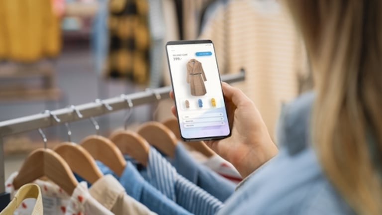 El clic cierra la venta, pero la decisión se toma antes (fuera de la web): así es la dualidad del comprador tico