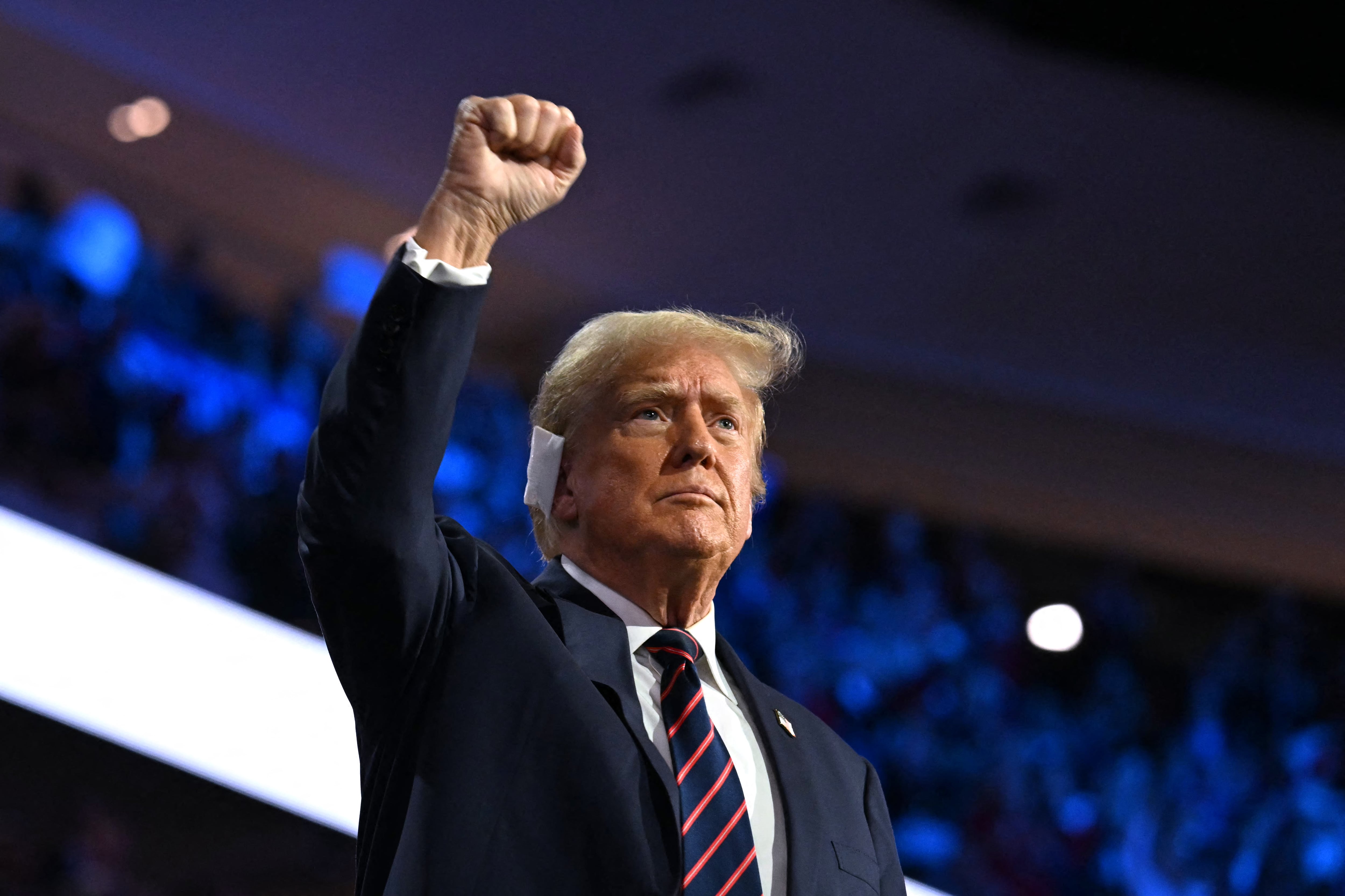 Menos de 24 horas después de escapar de un intento de asesinato, el expresidente Trump aterrizó en Milwaukee para participar en la convención de su partido.