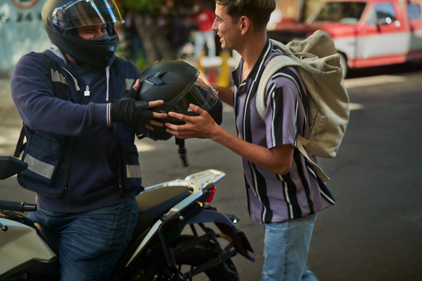 Uber lanzó su servicio de moto-taxi, el cual por los momentos está de prueba en Cartago centro, La Unión, Alvarado, Oreamuno, El Guarco, Paraíso y Turrialba.