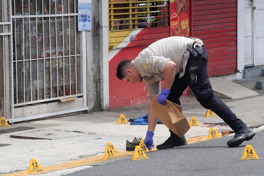 Un zapato, ropa ensangrentada y gran cantidad de casquillos son parte de los indicios recolectados por agentes del OIJ luego del mortal ataque de sicarios en Moravia. Foto: Rafael Pacheco.