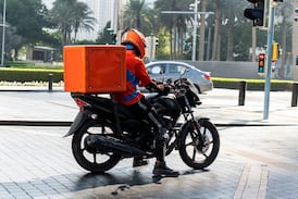 Repartidores motorizados en Australia tendrán salario superior al mínimo y seguro laboral