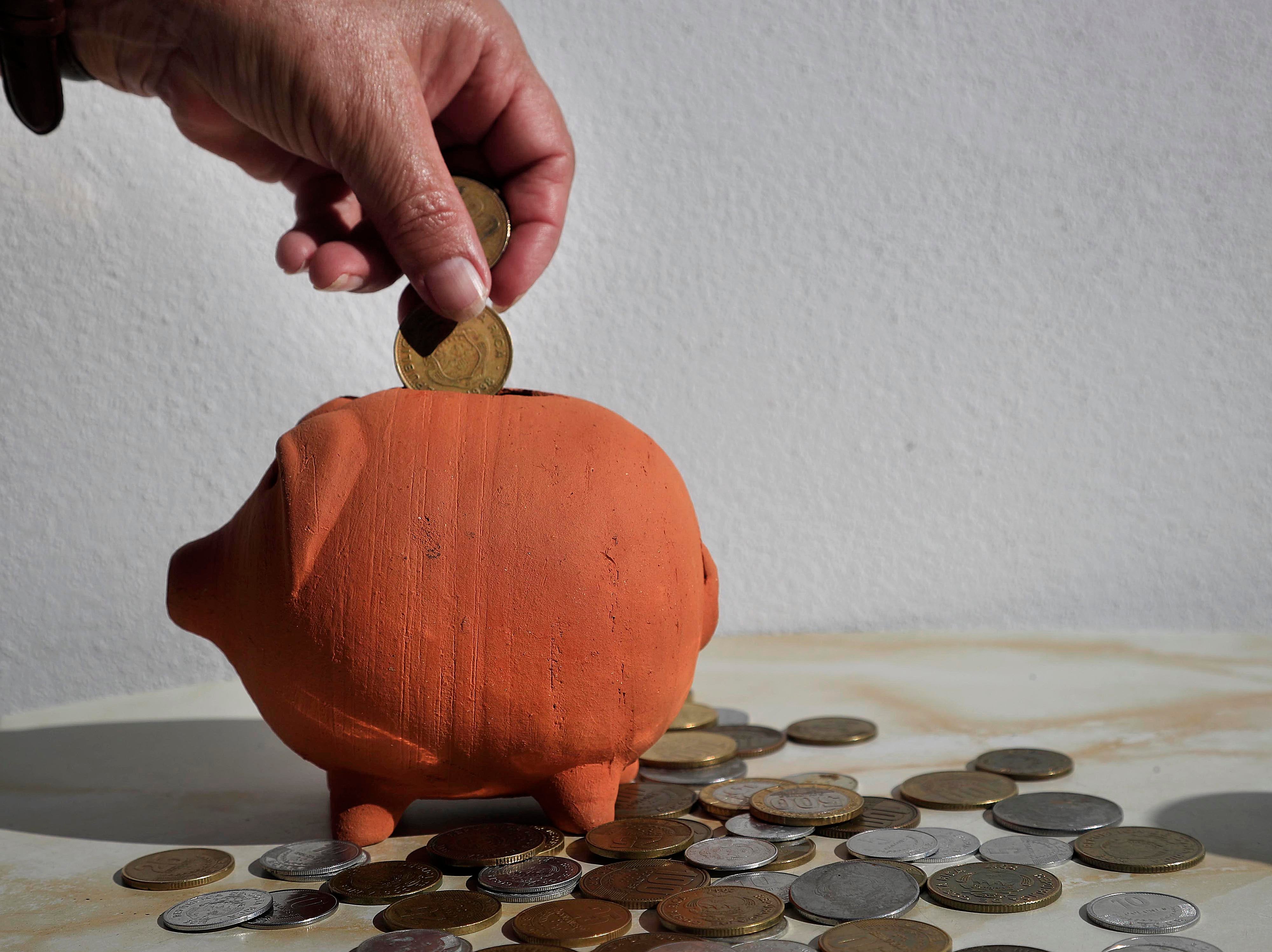 02/01/2024     Fotografías conceptuales para temas: Dinero; Ahorro; Pensión; Pensiones; Plan de retiro; Fondos del ROP; Presupuestos; Operadoras de pensiones; Retiro; Fondos de pensión; Inversión; Monedas; Alcancía; Negocios; Dinero en efectivo; IVM; Colones; Plata; Hacienda; Jubilación; Capital; Finanzas; Gasto; Economía y finanzas; Riqueza. Foto: Rafael Pacheco Granados