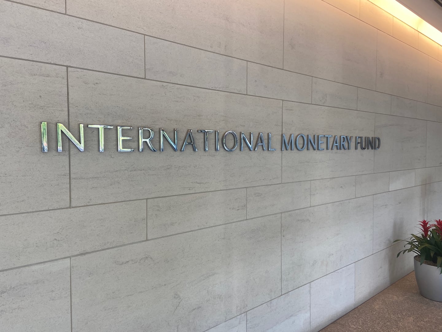 FMI rebaja la proyección de crecimiento para Costa Rica por guerra en Medio Oriente