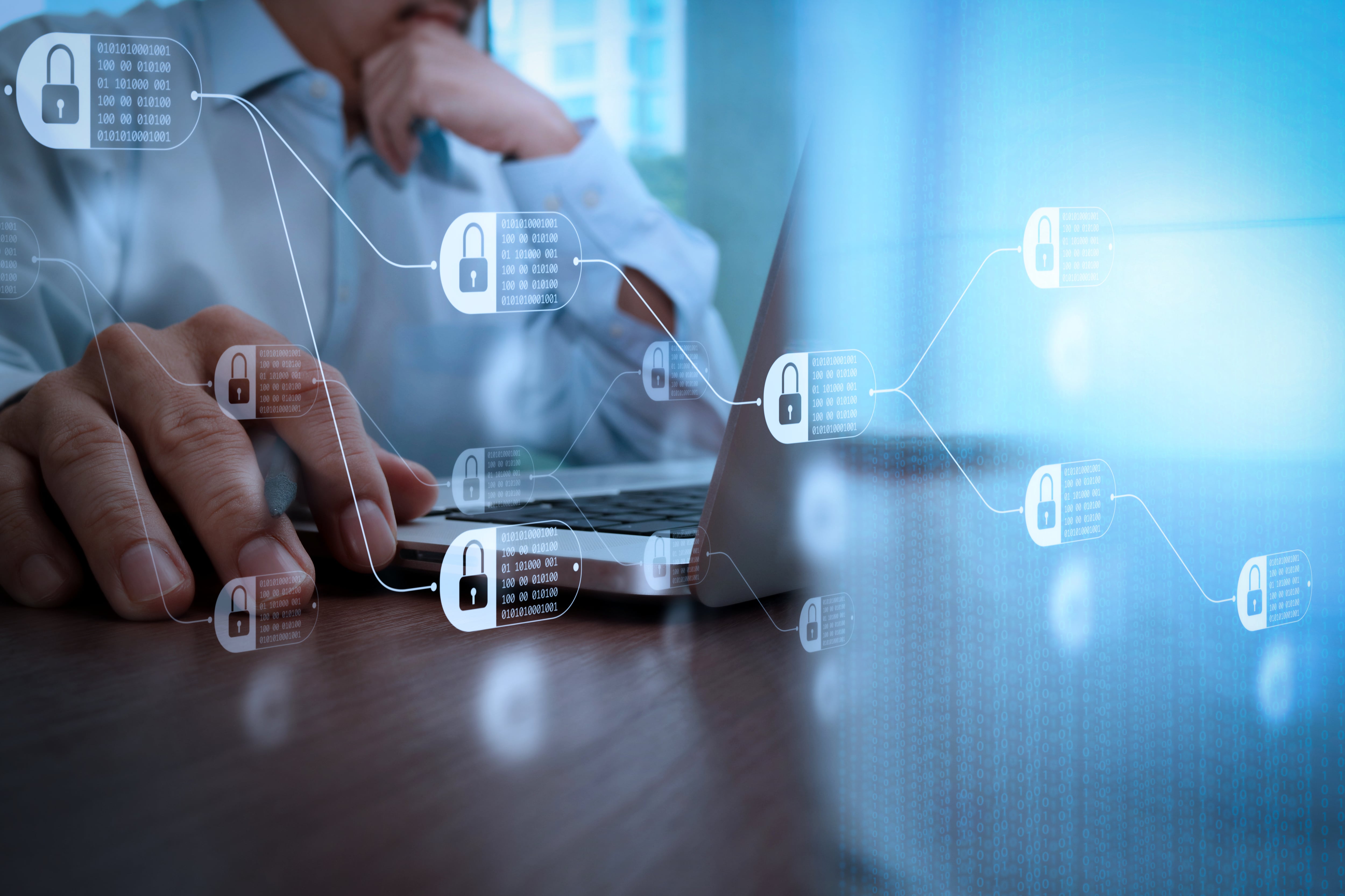 Computadora e íconos relacionados con la cadena de bloques o blockchain y la seguridad informática.