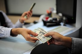 ¿Recibe salario en dólares? Conozca qué puede negociar con su patrono ante el impacto del tipo de cambio