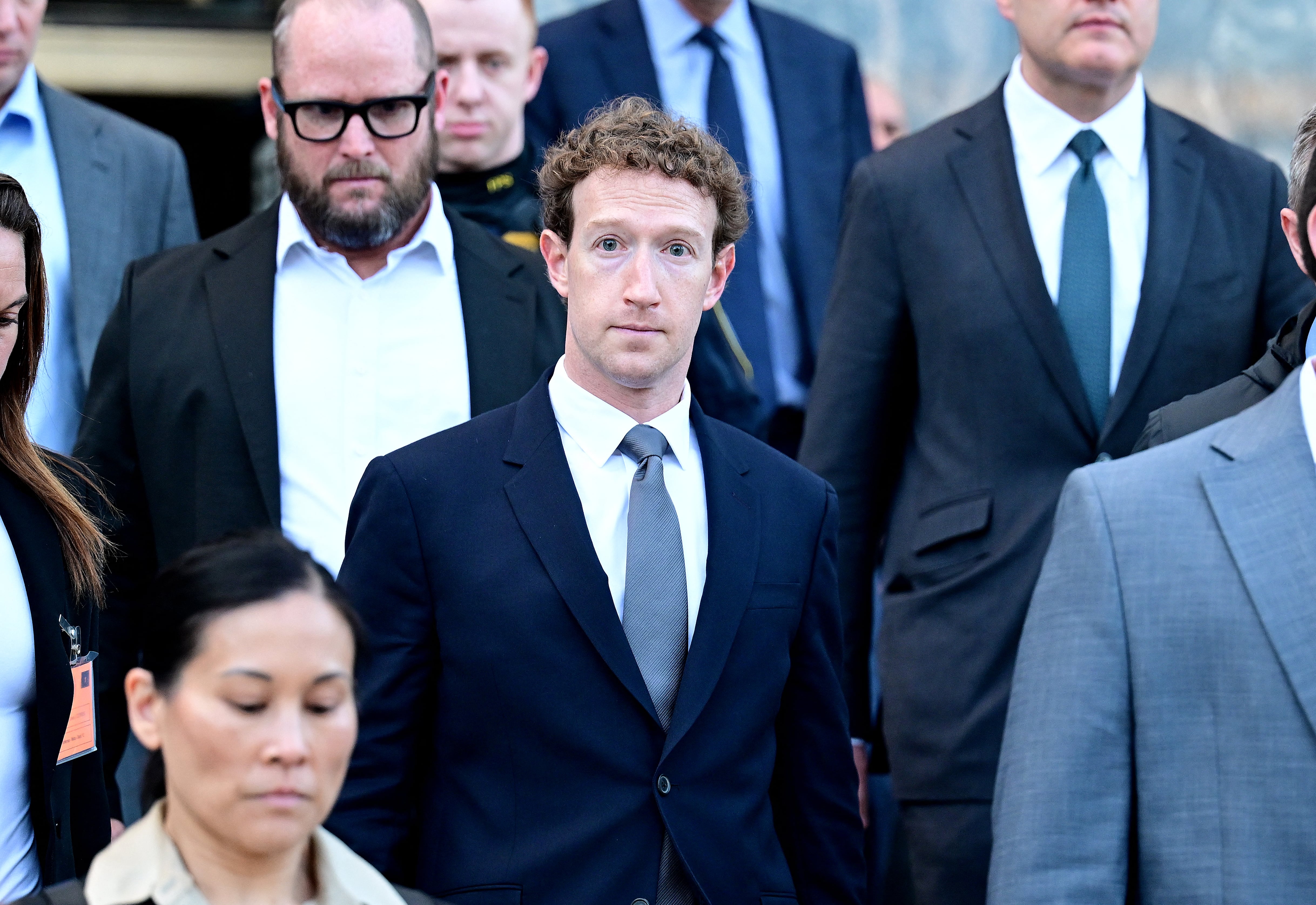 LOS ÁNGELES, CALIFORNIA - 18 DE FEBRERO: El director ejecutivo de Meta, Mark Zuckerberg, sale del Tribunal Superior de Los Ángeles tras testificar el 18 de febrero de 2026 en Los Ángeles, California. Una mujer californiana de 20 años demandó a Meta y a YouTube y los acusó de construir plataformas adictivas que causan daño a menores. Wally Skalij/Getty Images/AFP (Foto de Wally SKALIJ / GETTY IMAGES NORTH AMERICA / Getty Images vía AFP)
