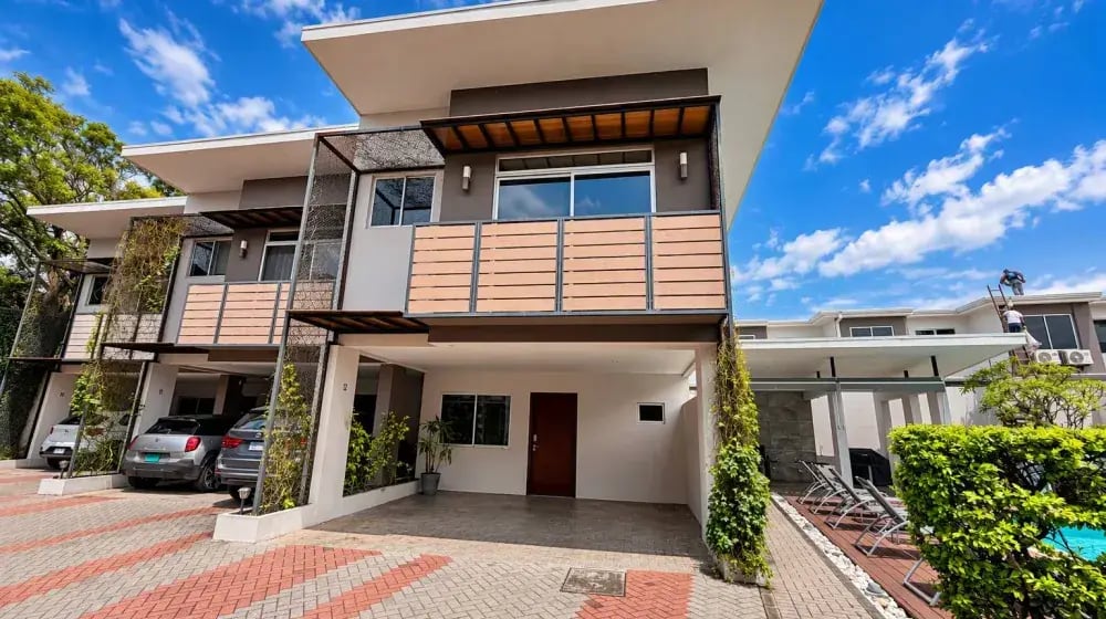 La vivienda ubicada en el condominio Solpark 1, Santa Ana, cuenta con tres dormitorios, cochera para dos vehículos y 165,3 m² de construcción. Su precio es de $193.700 y la venta se realiza exclusivamente mediante crédito BAC.