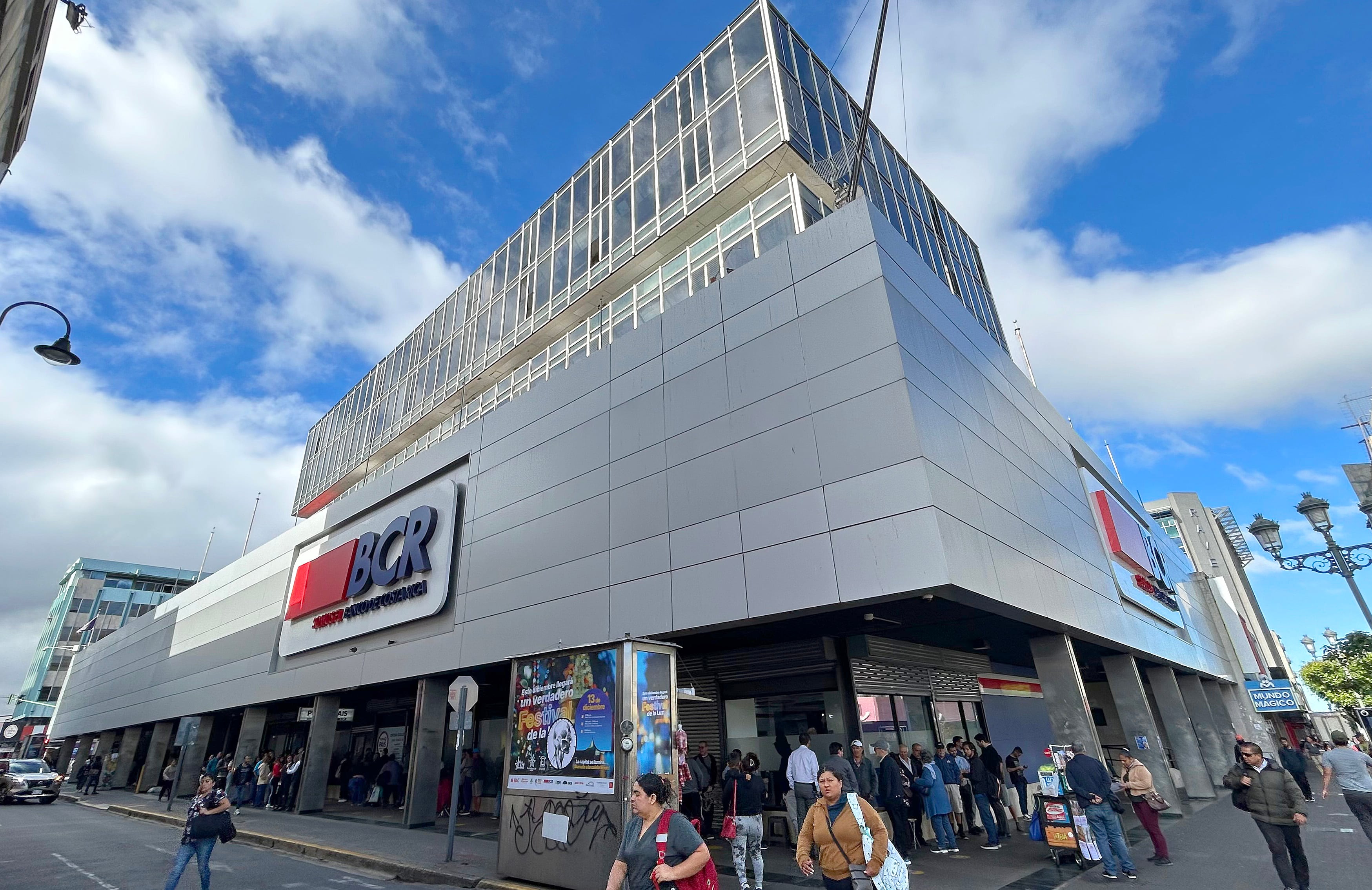 Fila para conseguir moneda coleccionable en BCR