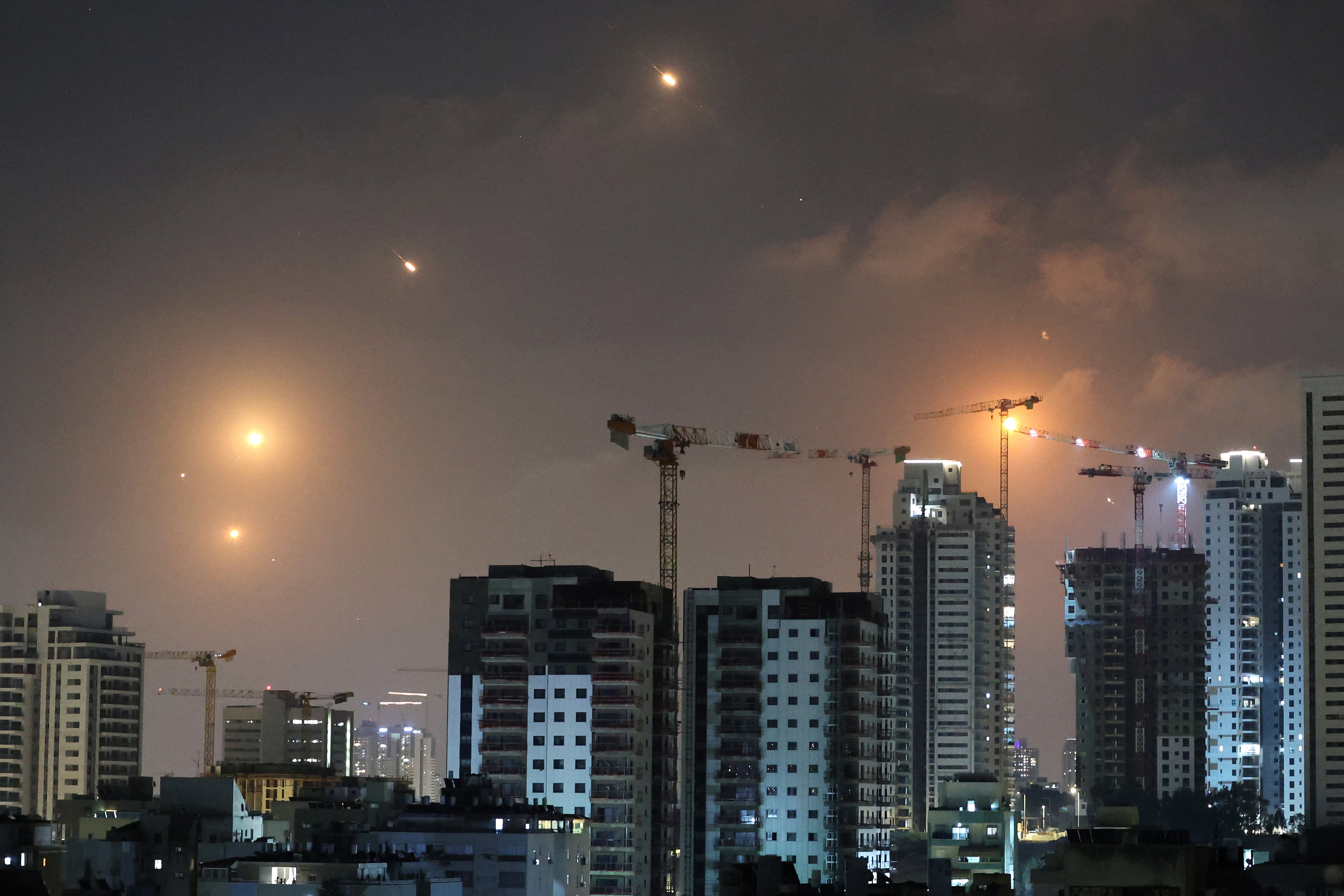 Cohetes sobre Netanya, Israel, disparados desde Irán este viernes 13 de junio.