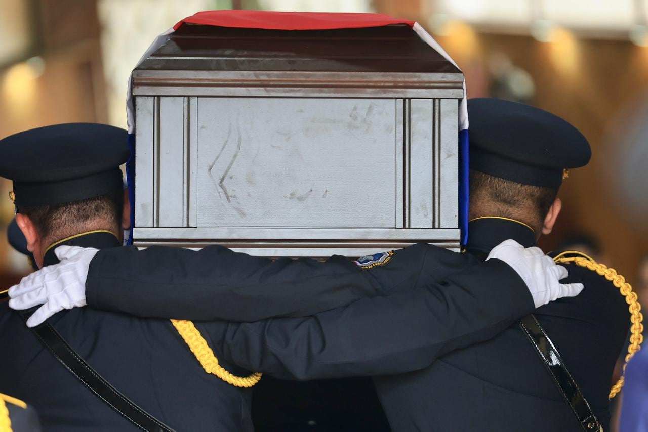 Un cuerpo de honor recibe en la iglesia católica de Bribri los restos mortales de Gerson Rosales, oficial de Fuerza Pública asesinado el 13 de mayo pasado durante un operativo en Batán.