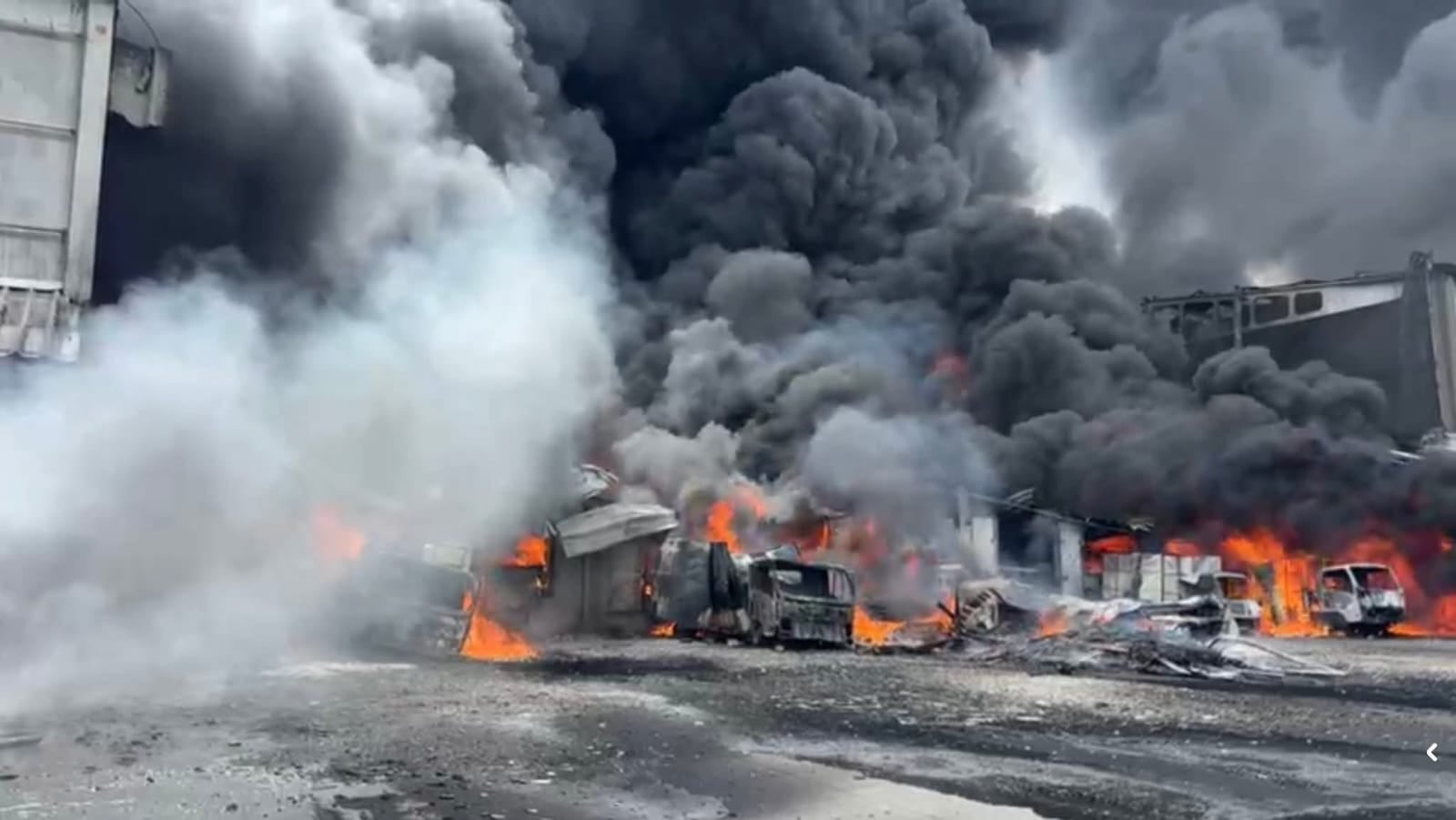 Las primeras imágenes del incendio en un complejo de bodegas en Desamparados dan cuenta de las pérdidas en infraestructura y vehículos.