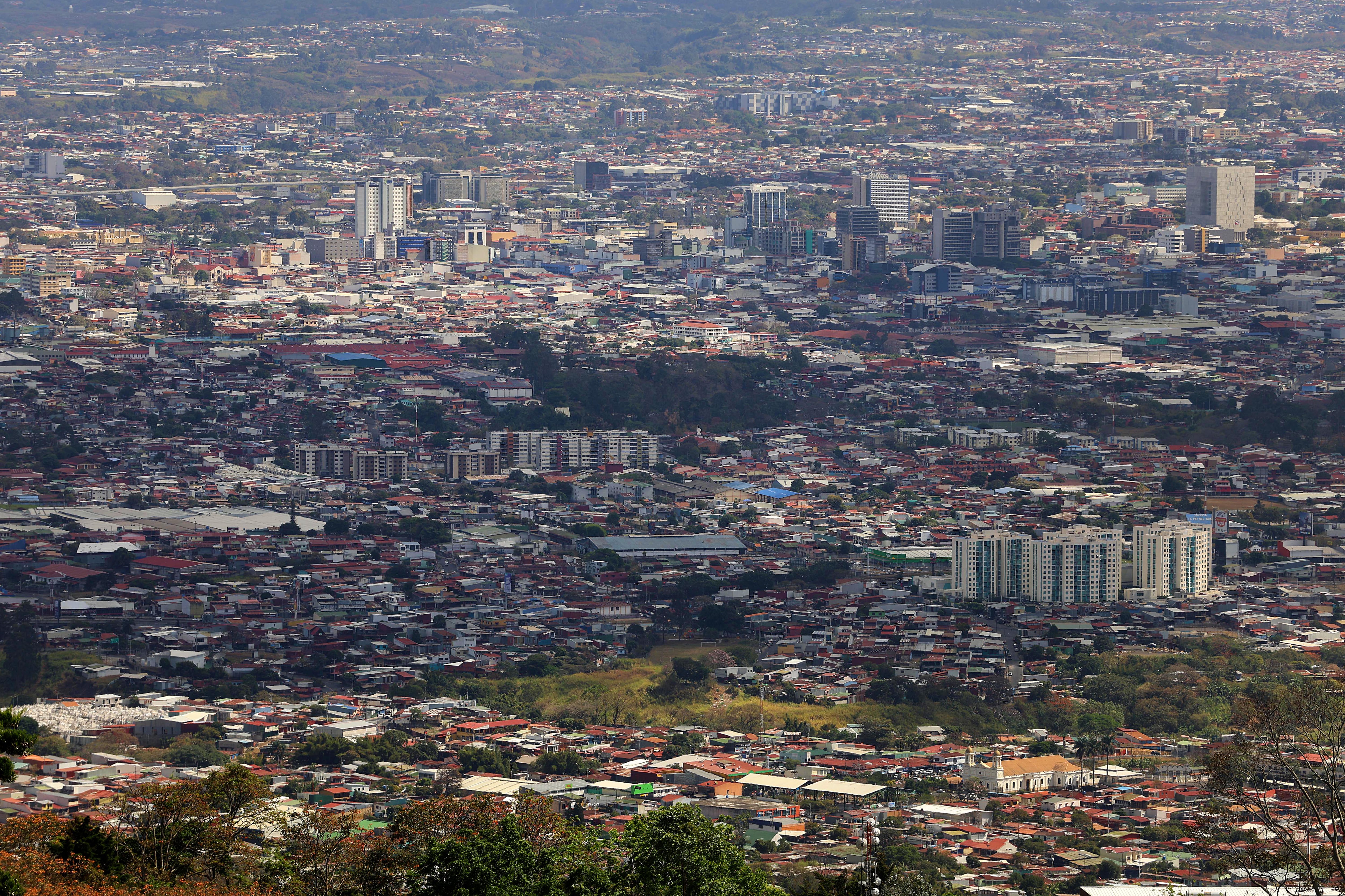28/02/2024 Vista panorámica del centro de San José desde lo alto de Alajuelita. Para temas relacionados con población de San José; sobrepoblación, etc. Foto: Rafael Pacheco Granados