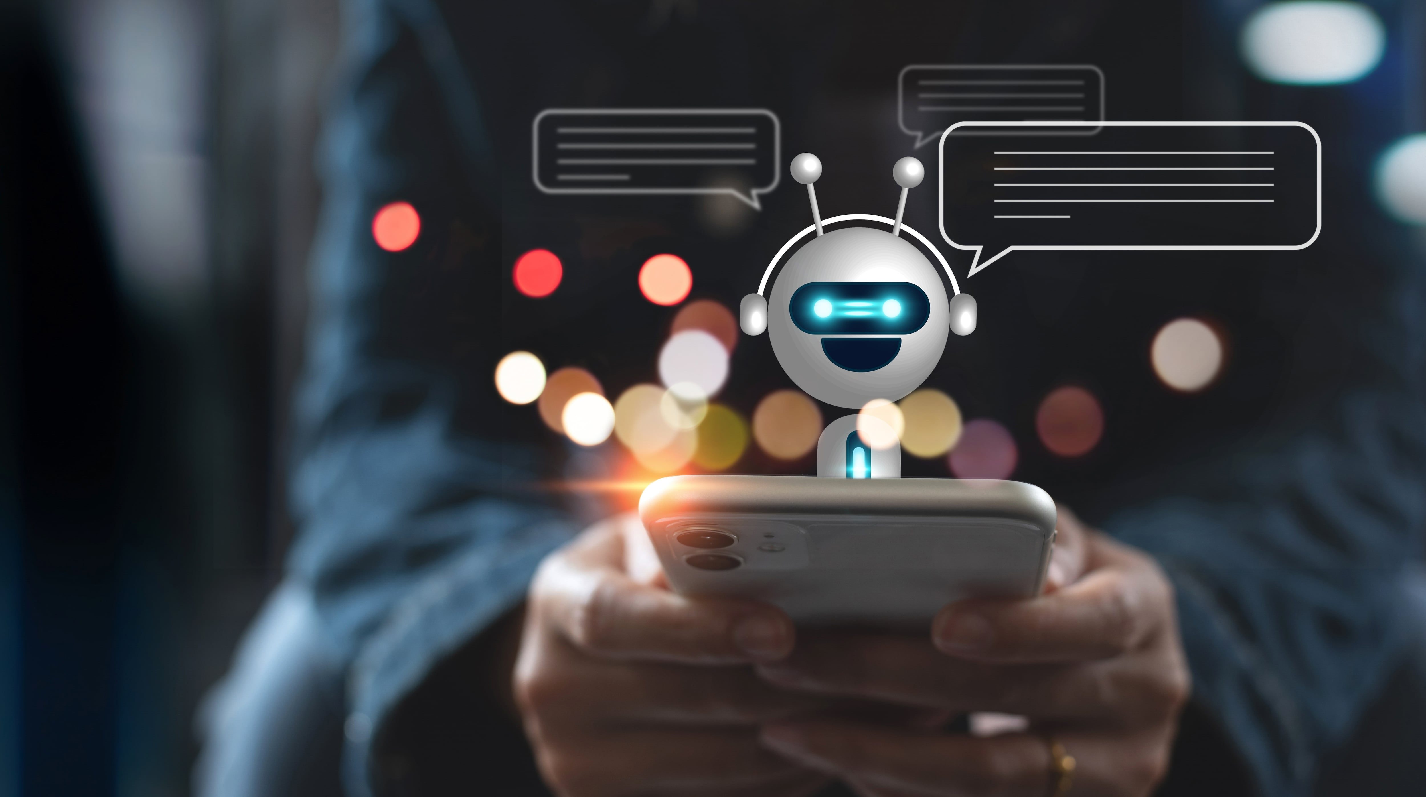 Primer plano de conversación digital con un chatbot, manos manipulan teléfono celular, globos de diálogo salen de la pantalla