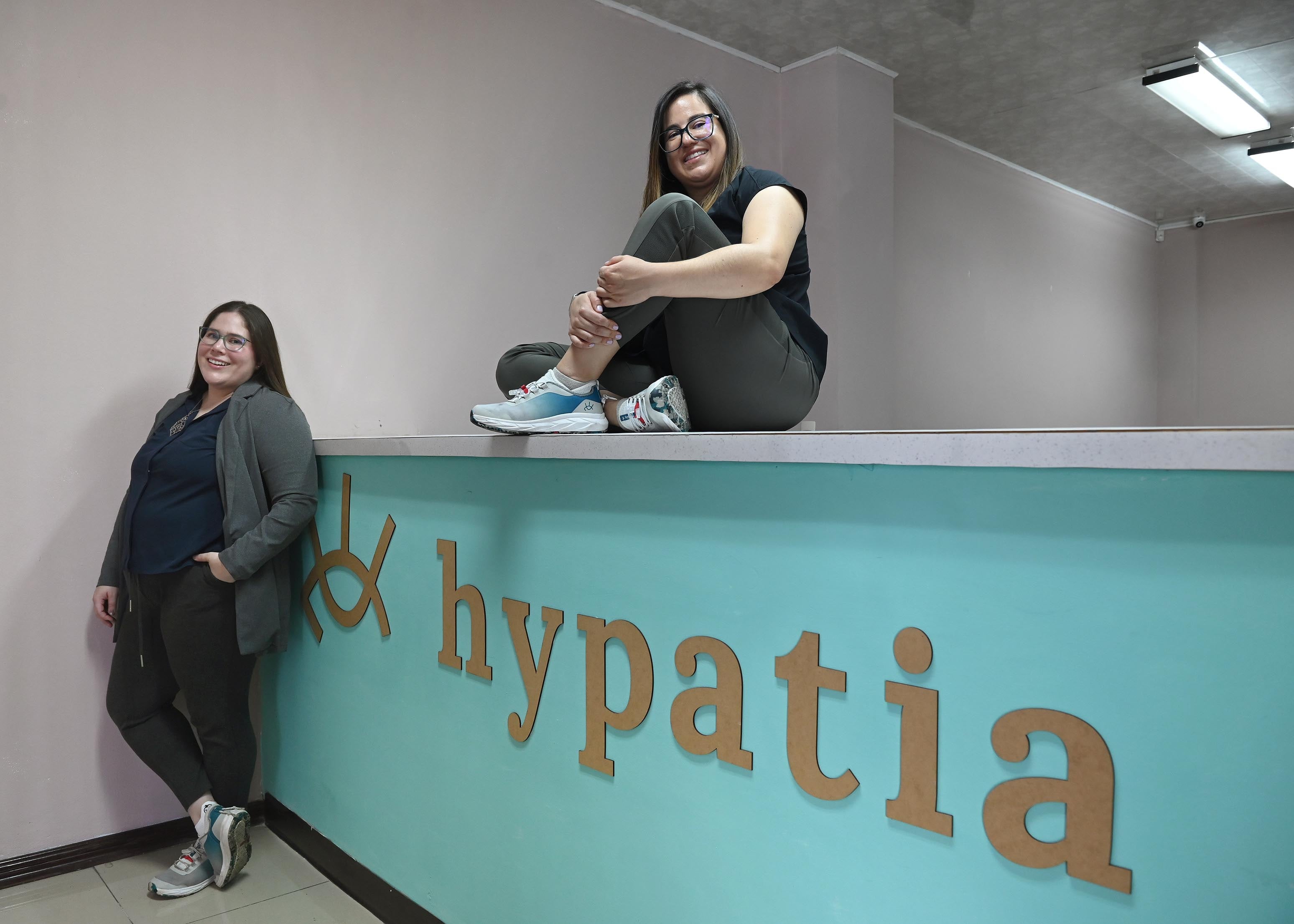 15 de julio del 2025. Barrio México, 10:00 hrs. Entrevista a Tania y Adriana Valerio Zamora, emprendedoras que tienen una empresa llamada Hypatia cuyo catálogo de productos está dirigido a la mujer profesional en cualquier campo. Chalecos, cáscos y una variedad de calzado son parte de los productos. En la foto: Tania y Adriana posaron en diferentes áreas de la empresa. Foto: Albert Marín