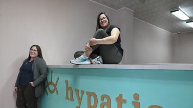Hypatia: dos hermanas emprendedoras que comercializan en Costa Rica y México zapatillas de mujeres que trabajan en industria y salud