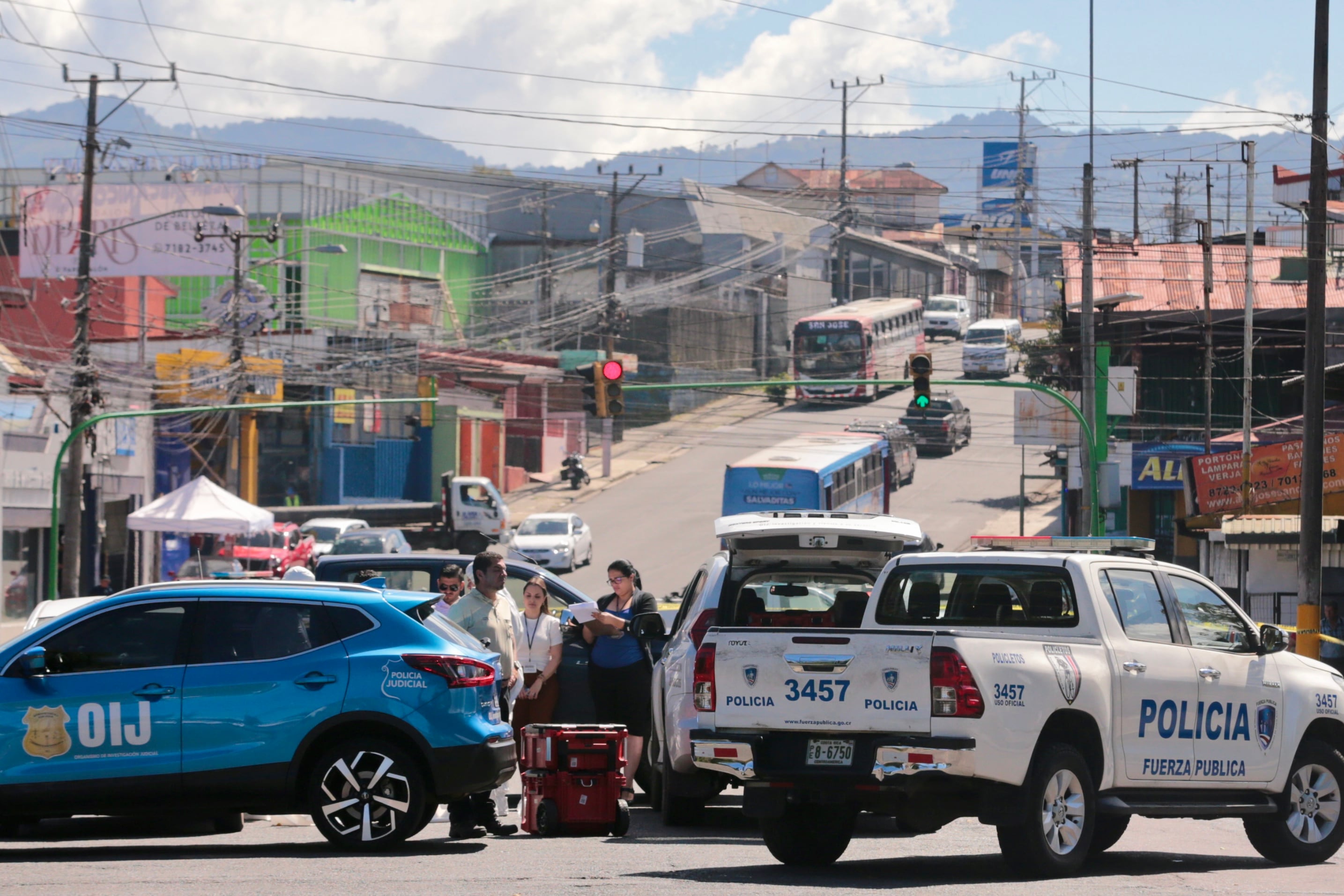 04/12/2023 Un hombre baleado sobre la carretera en San Sebastián San José los agentes del OIJ en el lugar. Foto Alonso Tenorio