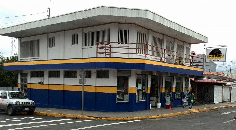 Fachada del minisúper Súper Mario en San Ramón, Alajuela, con su característico diseño azul y amarillo. El negocio familiar ha crecido en el mercado de abarrotes gracias a su presencia en redes sociales.