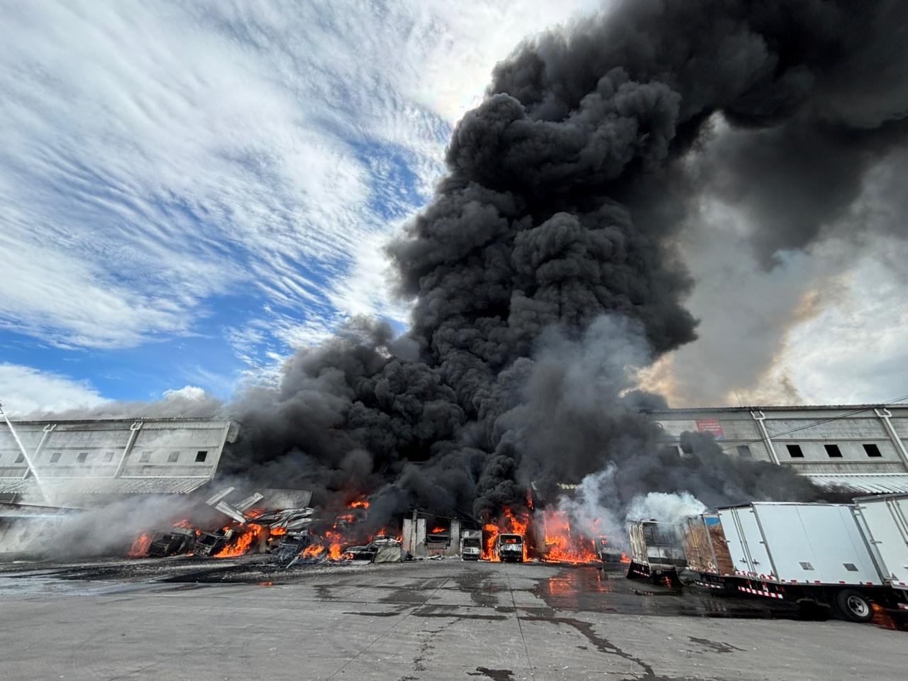 Incendio en bodegas en Desamparados.