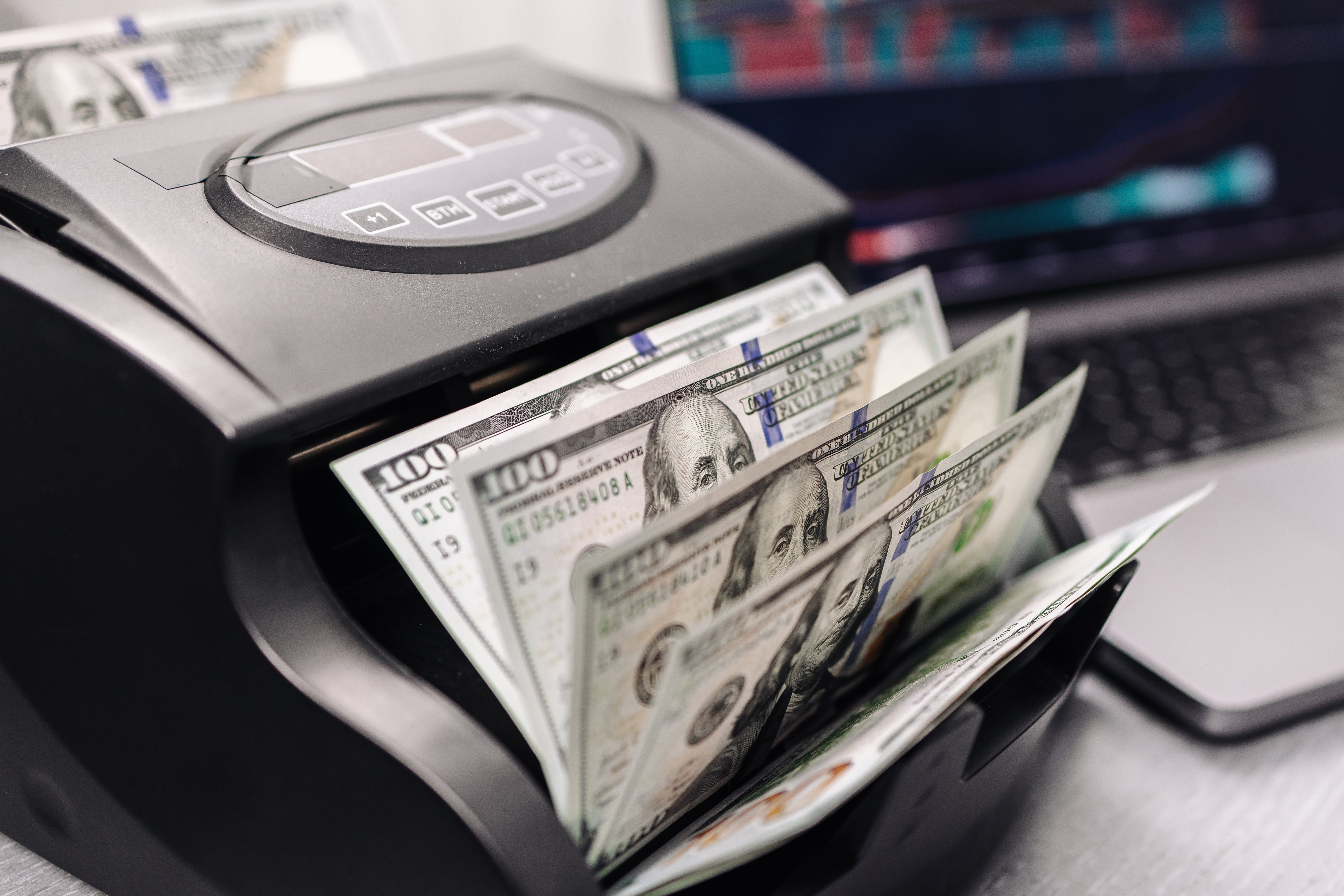 El precio del dólar se mantiene en un nivel de ¢510 en Monex.