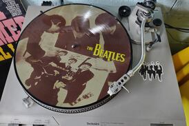 El negocio del vinilo: la generación Z impulsa un mercado prémium que revive en Costa Rica