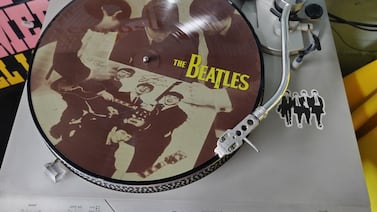 El negocio del vinilo: la generación Z impulsa un mercado prémium que revive en Costa Rica