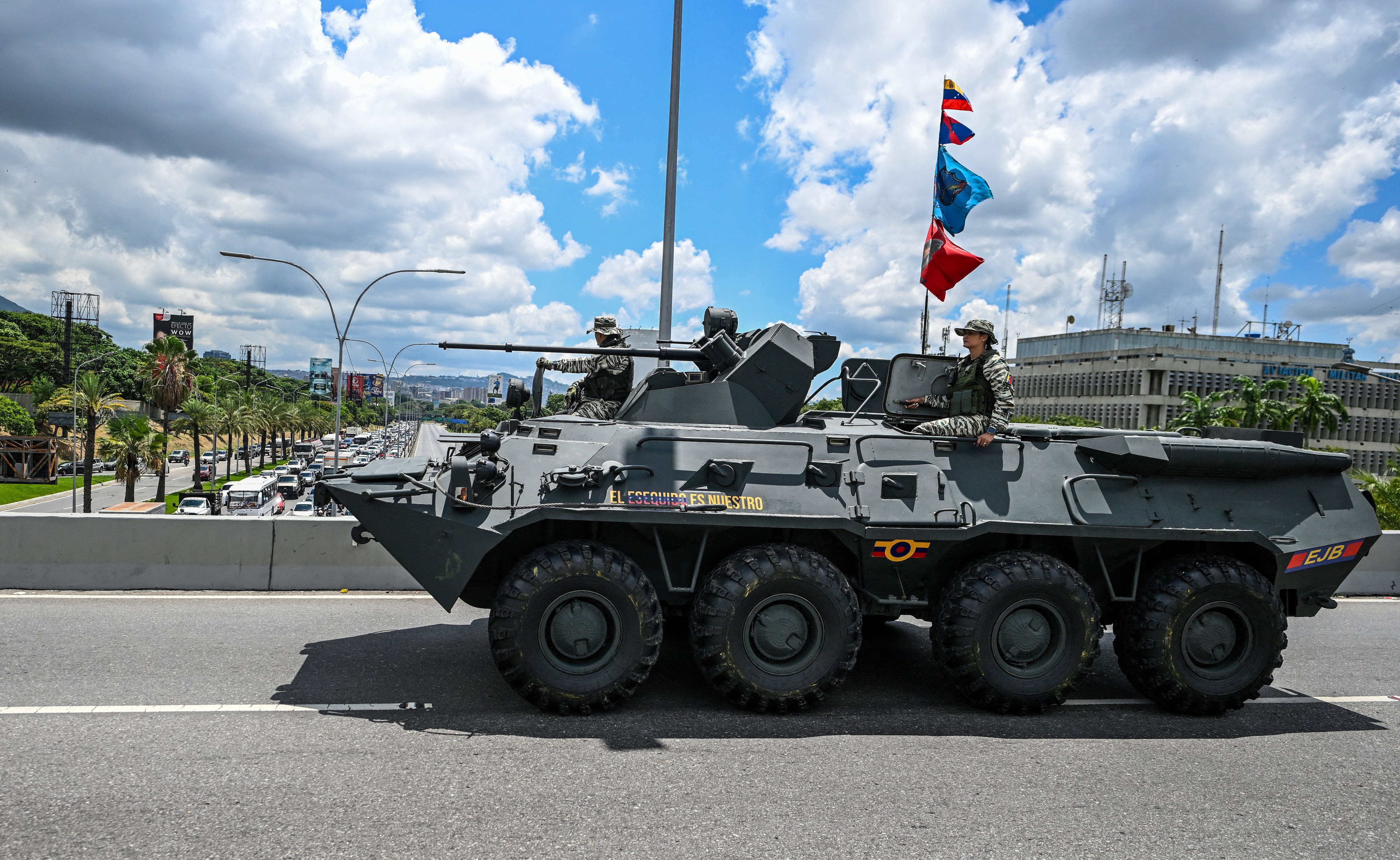 Civiles venezolanos reciben instrucción militar en Petare, Caracas, como parte de una jornada nacional de adiestramiento ante lo que el gobierno califica como una posible agresión externa.