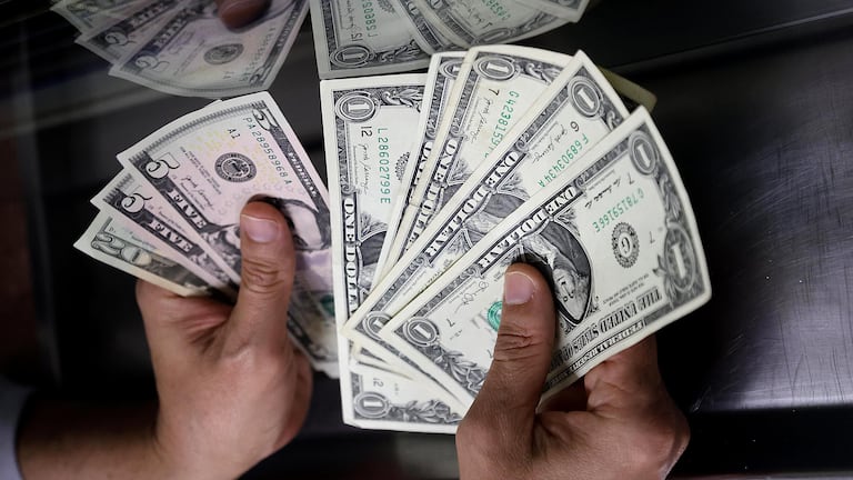 Dólar toca mínimo histórico en Costa Rica: ¿qué puede hacer usted?