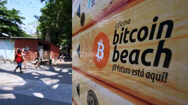 Alza en el bitcoin cambia vidas en playa de El Salvador