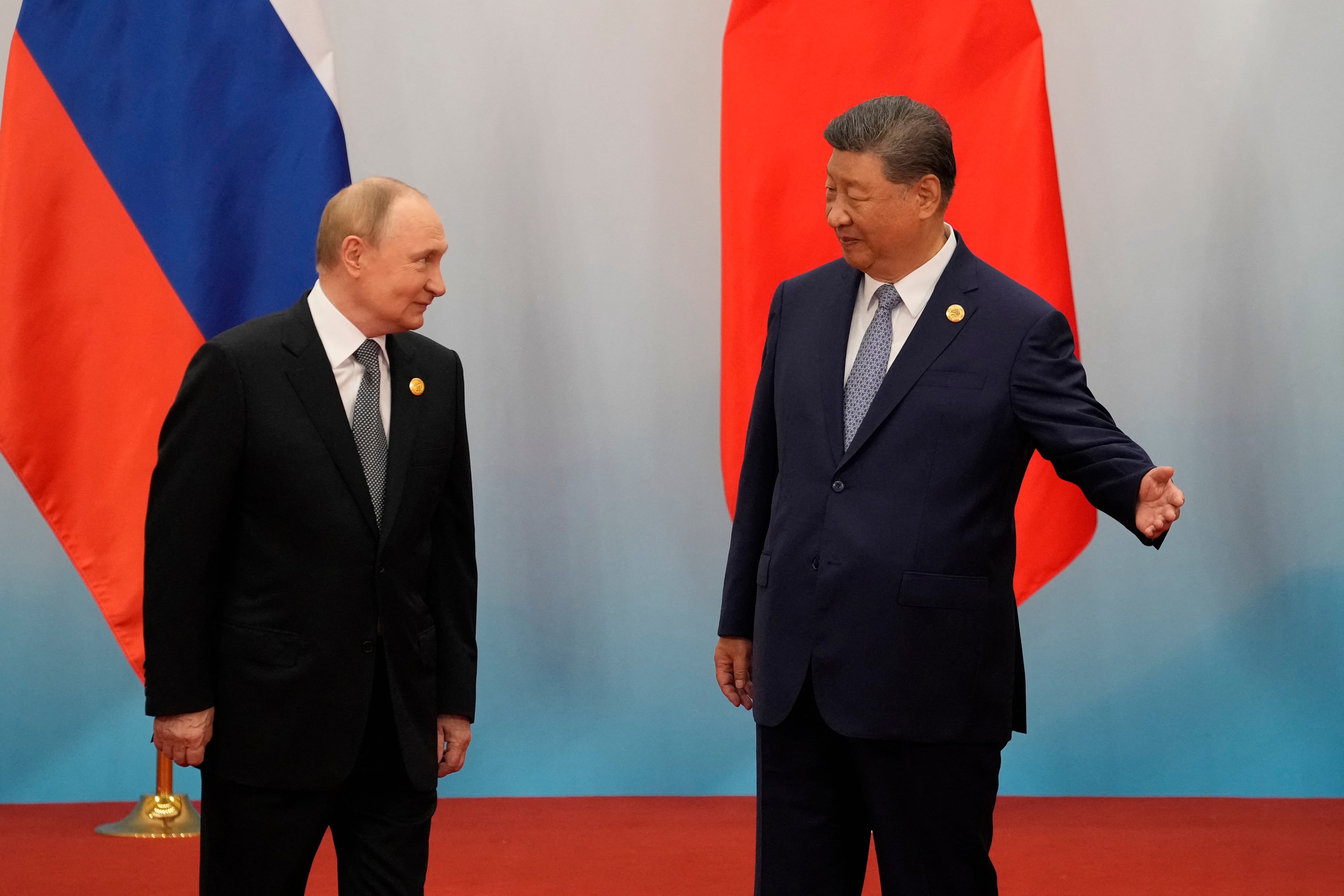 El presidente chino, Xi Jinping (der.), le muestra el camino al presidente ruso, Vladimir Putin, tras la sesión de fotos de la Cumbre de la Organización de Cooperación de Shanghái (OCS) 2025 en el Centro de Convenciones y Exposiciones Meijiang en Tianjin el 1 de septiembre de 2025. (Foto: SUO TAKEKUMA / POOL / AFP)