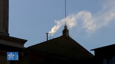Humo blanco en el Vaticano: la Iglesia Católica tiene nuevo papa