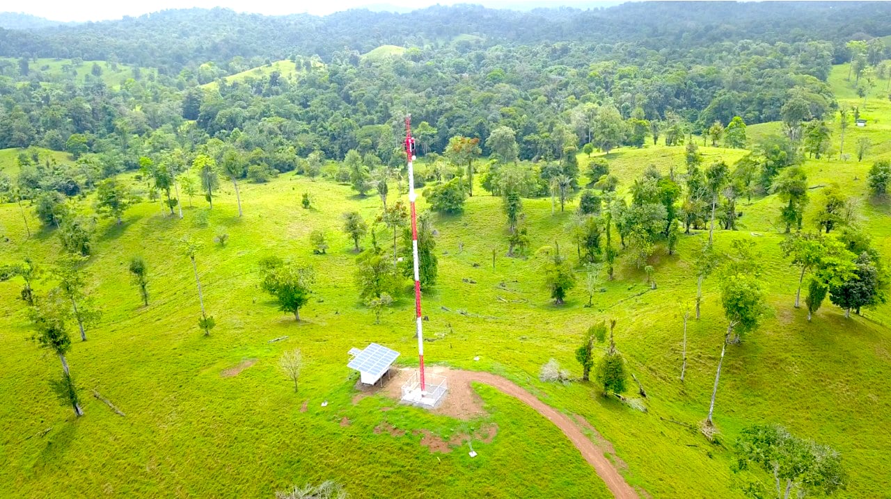 La contratación de Fonatel apunta a escuelas y colegios alejados. Esta es una escuela en Pococí (Limón) que había sido beneficiada con Internet y electricidad por Fonatel. Fotografía: Archivo LN