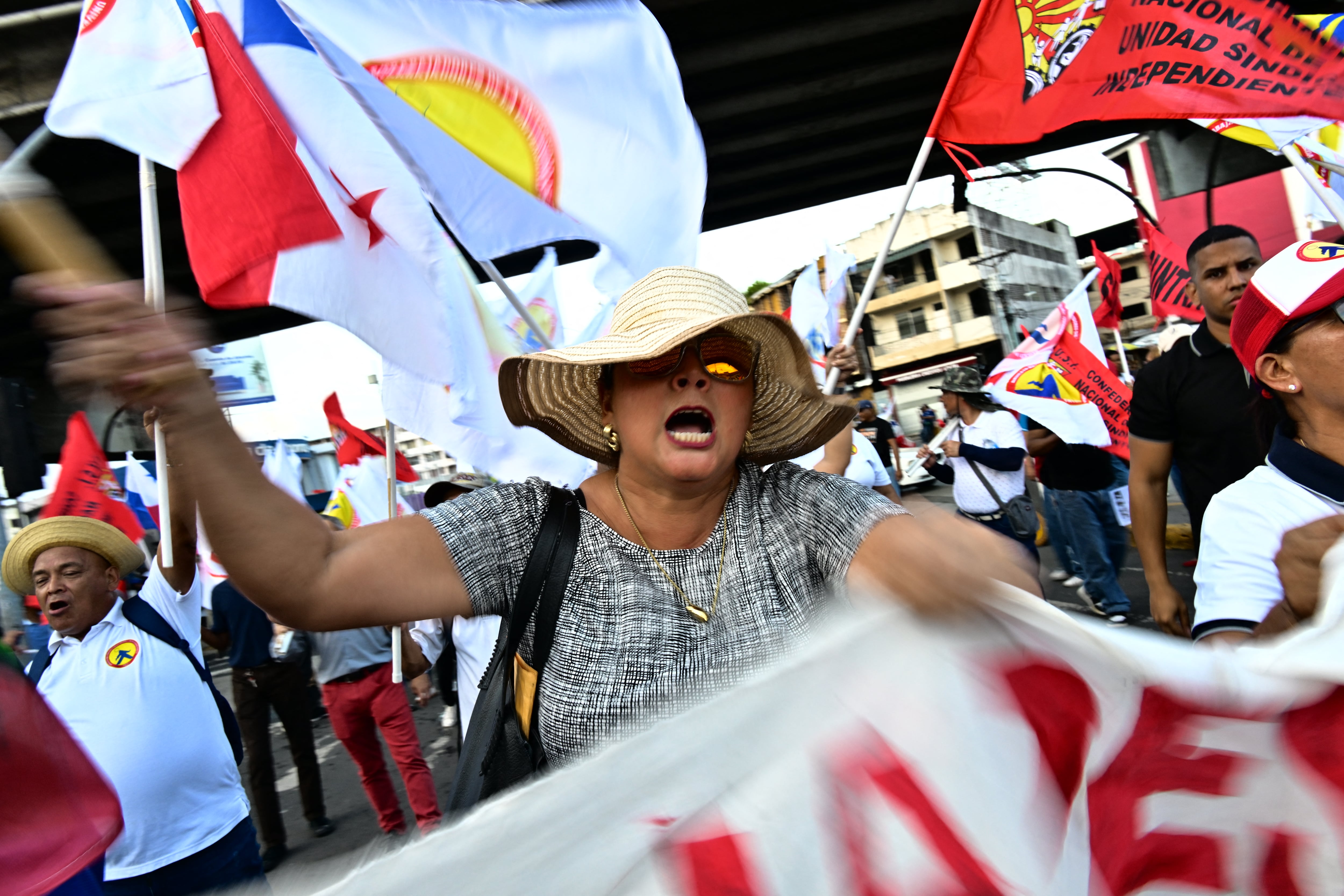 Una mujer grita consignas durante una manifestación contra la reforma de las pensiones en la ciudad de Panamá el 18 de marzo de 2025.