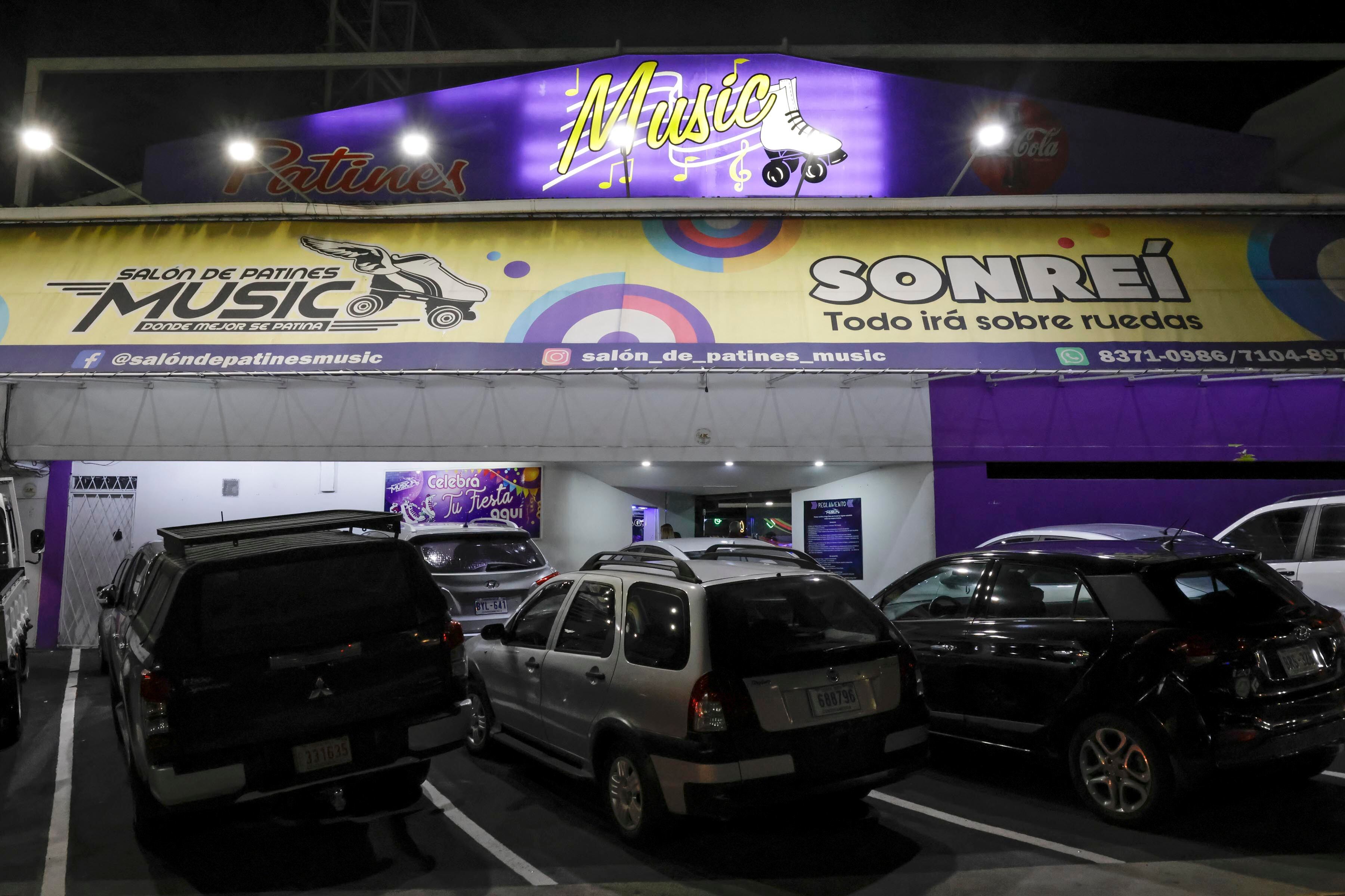 31/08/2023. Salón de Patines Music, San Pedro de Montes de Oca. Hora: 07:00 p.m. Fotografías del Salón de Patines Music, ubicado en San Pedro de Montes de Oca, donde decenas van en la noche a patinar solos o acompañados y a realizar juegos amenizados por el DJ José María Calderón y el animador Manuel Barboza. Fotos: Mayela López