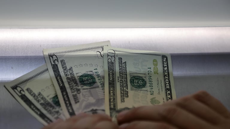 Caída del dólar golpea ingresos de Hacienda en medio de otros lastres fiscales