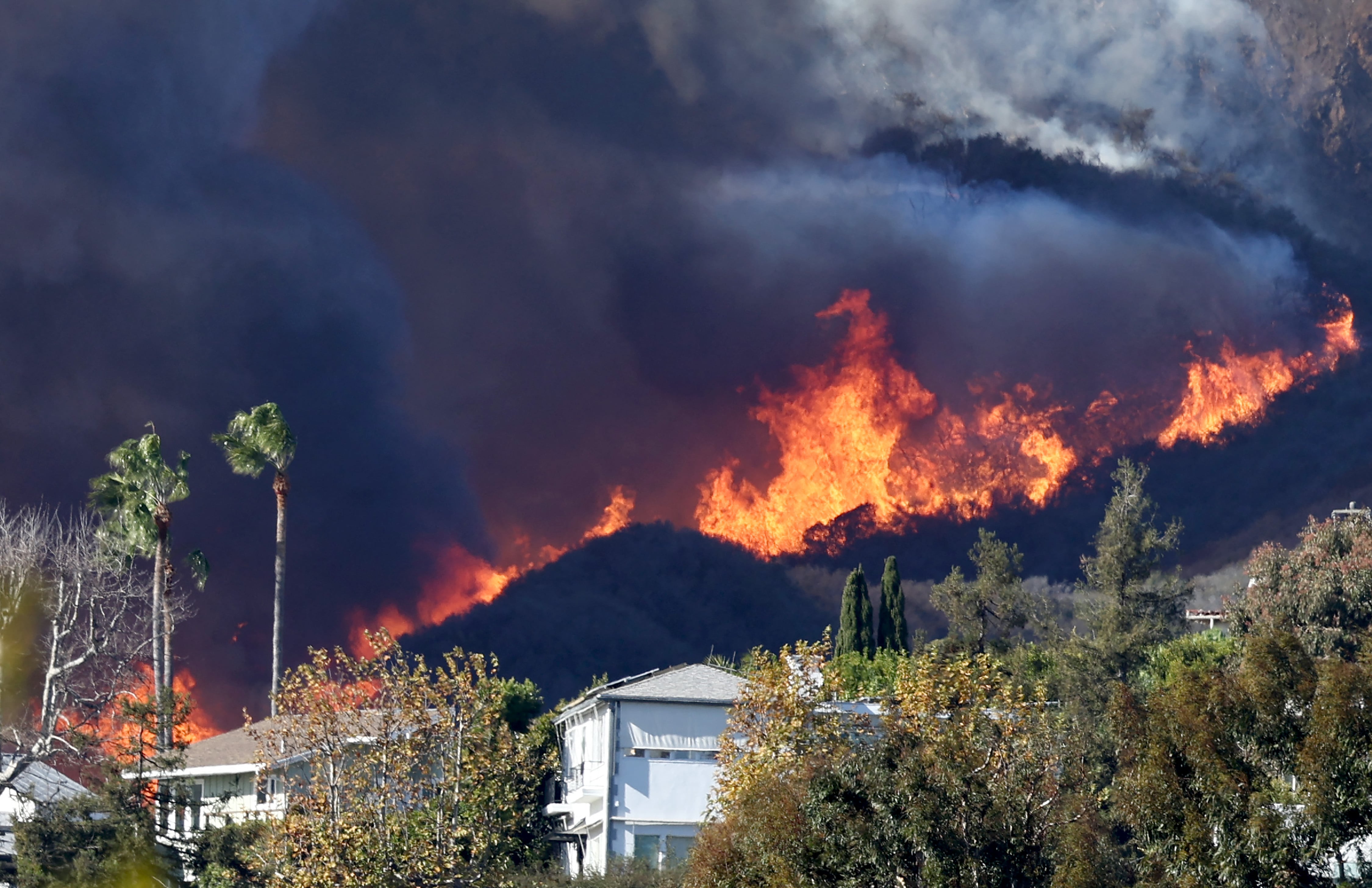 Fuertes vientos alimentan múltiples incendios en el área de Los Ángeles
