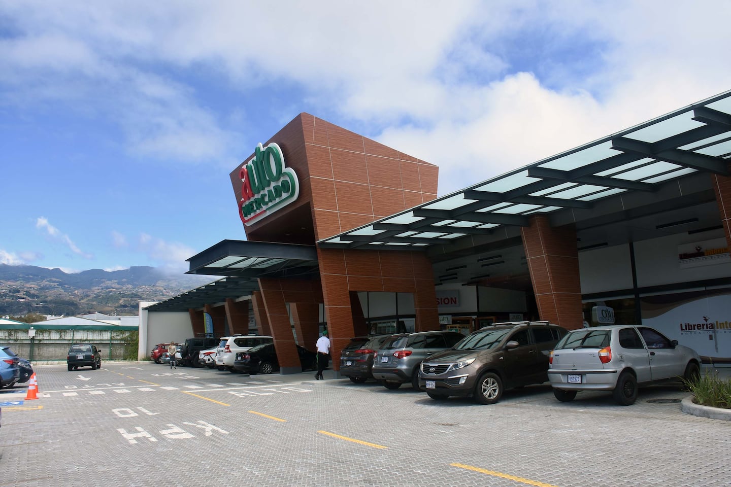 Auto Mercado abre más de 20 vacantes en el país: vea puestos, requisitos y ubicaciones