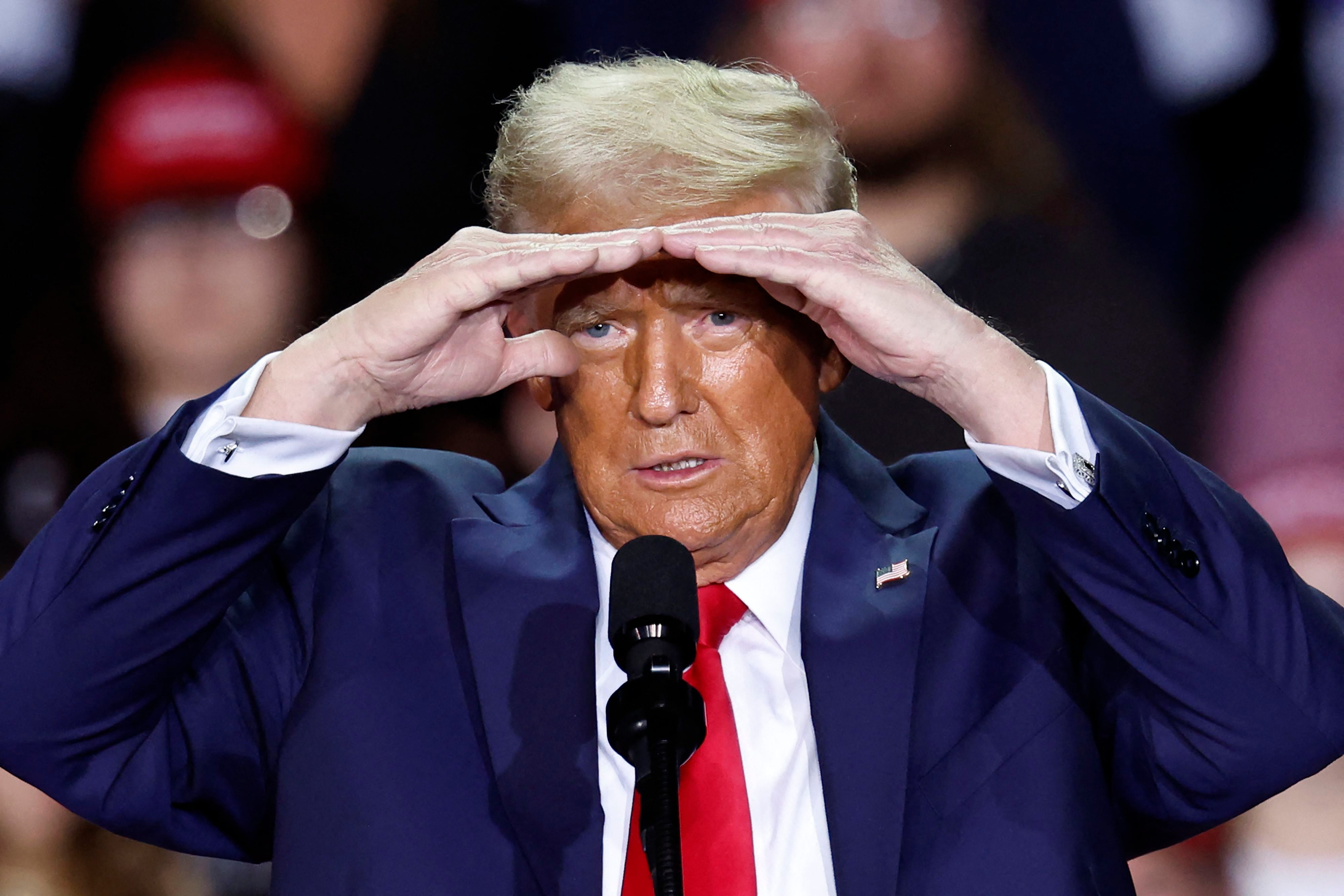 Donald Trump, exmandatario estadounidense, habla durante un evento. Su potencial regreso al poder plantea la exclusión de países de la Alianza para la Prosperidad Económica en las Américas.
